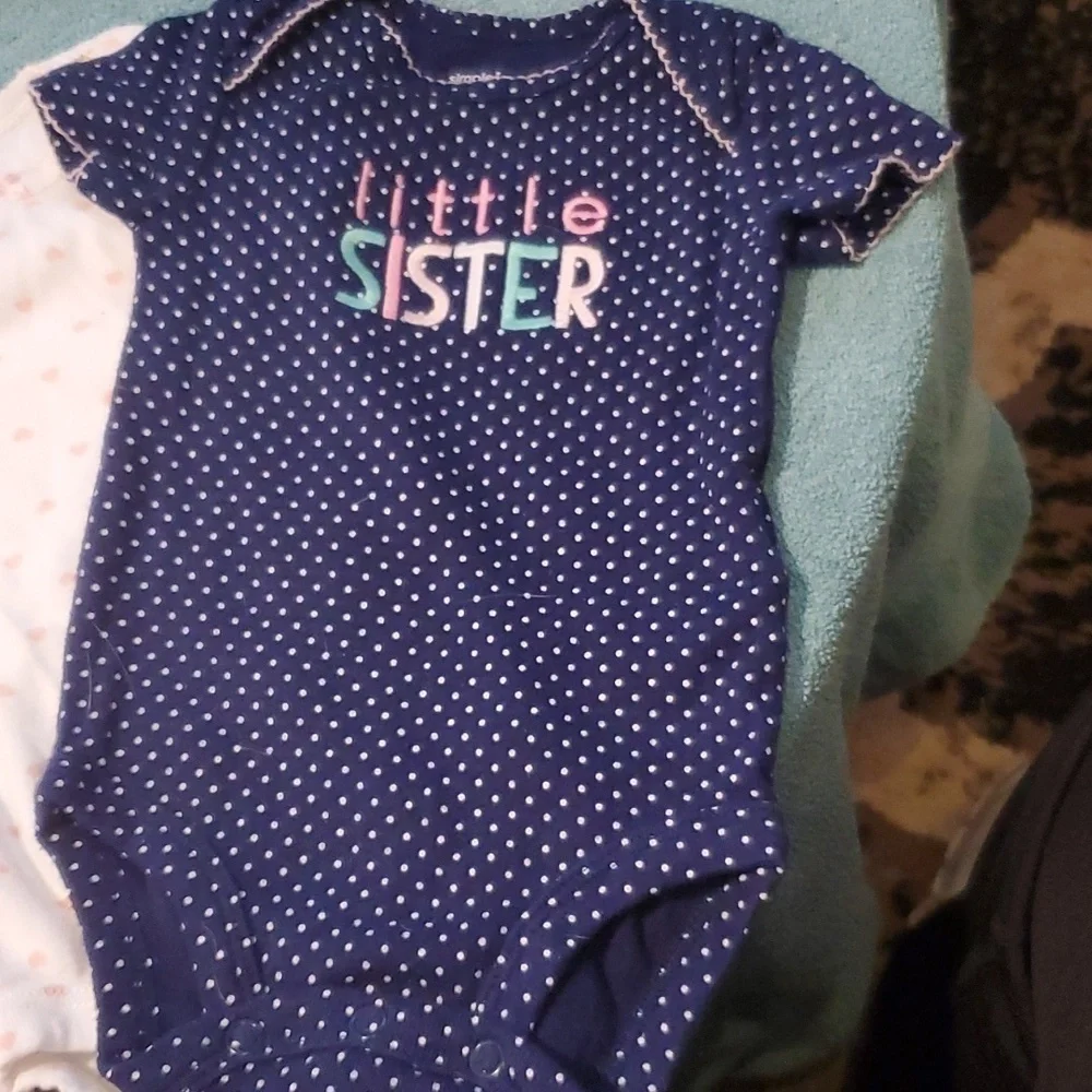2 Long Sleeve & 2 short sleeve Carter's Onesie 's Size 0-3 months